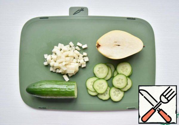 Cut the pear into a small cube, after removing the core with the seeds. Cut the cucumber into slices as thinly as possible. It can be replaced with radish or use both ingredients. There are no restrictions. Add a little salt to the cucumber slices.