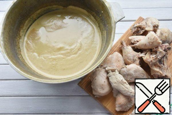 Let the sauce boil for a minute, remove from the heat and pour it over the prepared chicken meat. Leave until completely cooled.
Serve the chicken with satsivi sauce, sprinkle the dish with coriander and pomegranate seeds.

