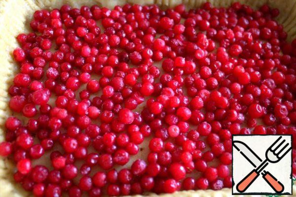 Scatter the lingonberries on the bottom.