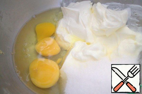 To fill in the sour cream, add eggs and sugar.