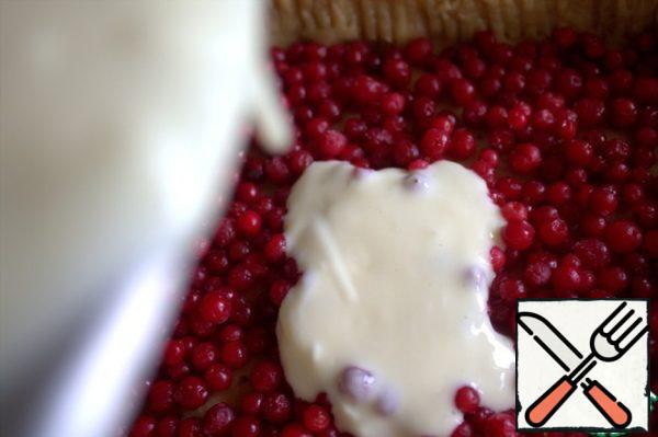 Pour the filling on the berries.