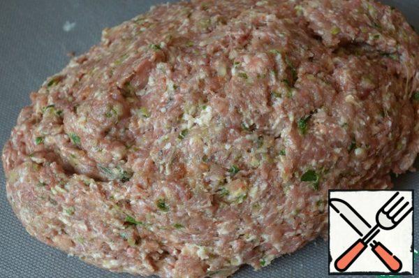 Prepare the minced meat in advance. To do this, chop the beef with green onions and parsley in a meat grinder, mix and chop it off.