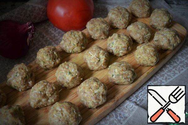 Form minced meatballs, the size of a walnut. Put it in the refrigerator for now.