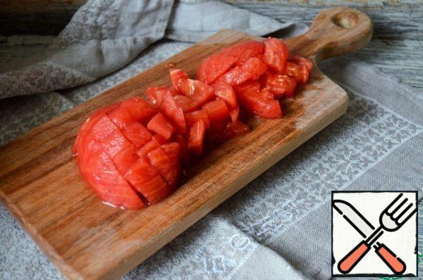 Peel the tomato from the skin, cut into cubes.