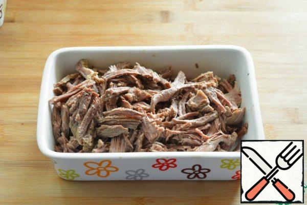 Cool the beef in the broth and disassemble it into fibers. From 1 kg of raw beef, 800 g of boiled beef came out.Strain the broth.
For ropa vieja, you will need about 1 cup of broth.The rest of the broth can be used in other dishes or frozen for future use