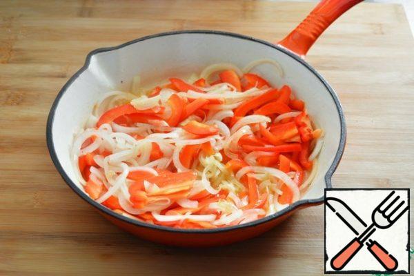 Heat the vegetable oil in a frying pan, fry the onion cut into half rings and the sweet pepper cut into strips until a light golden color.Tip: to better preserve the shape of the pepper, cut it along the fruit. You can also use different colors of pepper