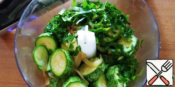 We put everything in a blender, I added a little parsley, we interrupt until the sauce is homogeneous. If the mass is very thick, add another spoonful or two of water.