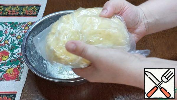 Knead the dough. It should be soft and elastic, even slightly airy. We transfer it to a bag or wrap it with plastic wrap and send it to the refrigerator for 25-30 minutes.