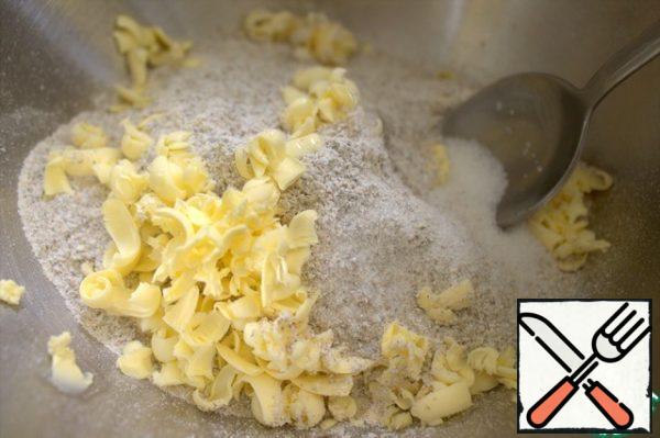 In rye flour with sugar, grate or chop the frozen butter.