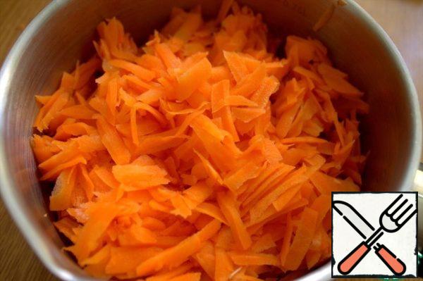 For the filling, boil the carrots. You can completely, I took it from the freezer, we rub it all in advance, then use it-it's more convenient for us.