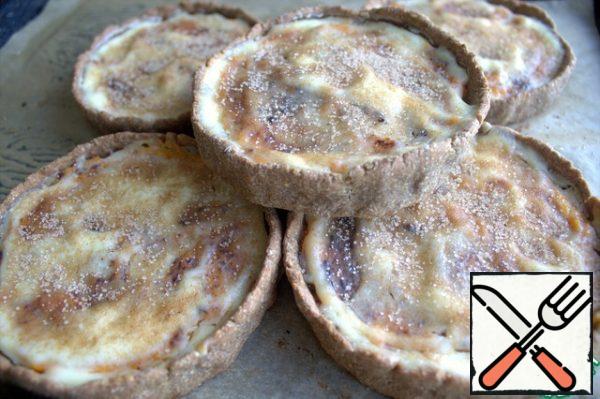 We take out the finished tartlets after 20 minutes. Ready-made ones can again be smeared with sour cream or poured with cream.