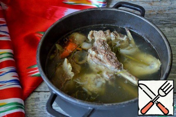 Wash the meat, pour cold water, add the roots, onions (in the husk) and half of the carrots, let it boil, remove the foam and cook for 1.5-2 hours, minimum heat, low boiling.