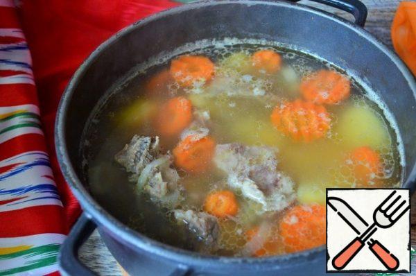 Remove the bones from the meat, cut into convenient pieces. Put the meat in a cauldron.