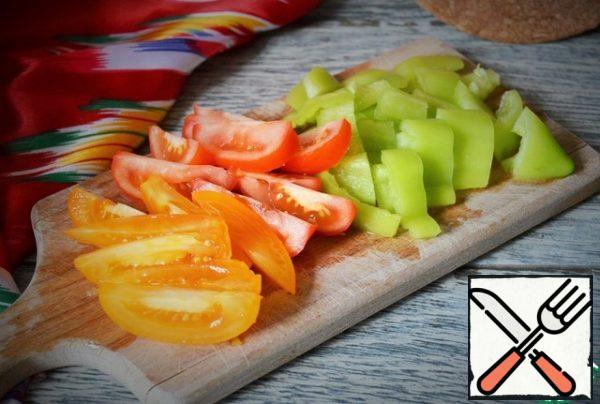 Chop the peppers and tomatoes and add them to the cauldron with sugar, cook for 10 minutes.