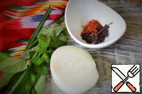 Wash the mint and onion, dry it. Mix saffron and raichon (dried basil).