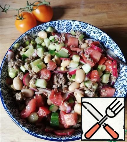 Mix the minced meat with vegetables, add salt and pepper to taste.
Add vinegar, also to taste and a little oil, if necessary.
For example, this is a salad without salad leaves, but with avocado.