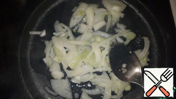 Fry the onion cut into half rings