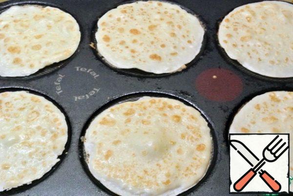 Bake pancakes. I baked pancakes with a diameter of 6 cm on an electric pancake maker. I got 12 pancakes.