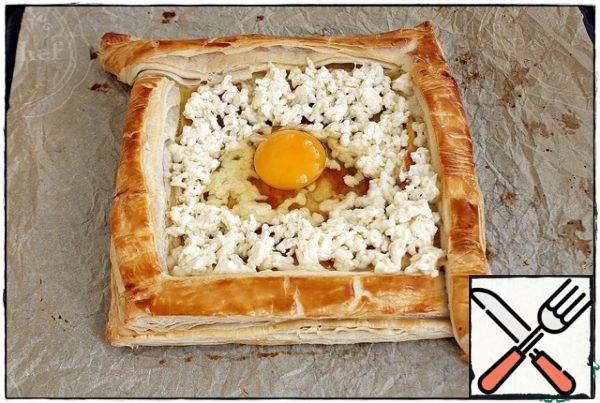 After waiting for a beautiful tan, we take the future khachapuri out of the oven, spread mozzarella or any easily melting cheese under the sides, leaving a place in the center for the egg. Add the egg and send it back to the oven for 3-5 minutes or until the desired readiness.