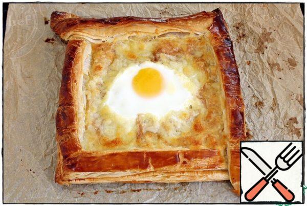 And so, having gathered the last remnants of willpower, we take out our ready-made khachapuri, barely restraining ourselves so as not to dive headlong into the boiling and bubbling mozzarella, an egg floating in it and not start eating it from the inside, clacking our teeth like a hungry shark, let it cool down for at least half a minute and serve it to the table...

