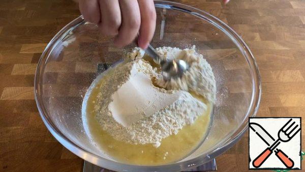 Mix the flour and vegetable oil well.