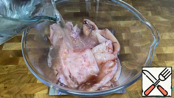 I have unpeeled squid. To quickly clean them, you need to pour boiling water over the squid. After that, just rinse them with cold water.