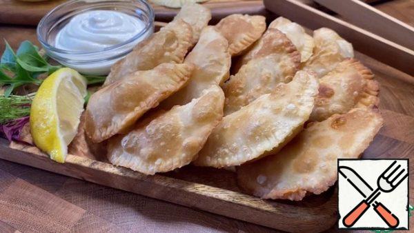 Put the fried chebureks on a napkin and let the excess oil drain. After that, you can serve and serve to the table.