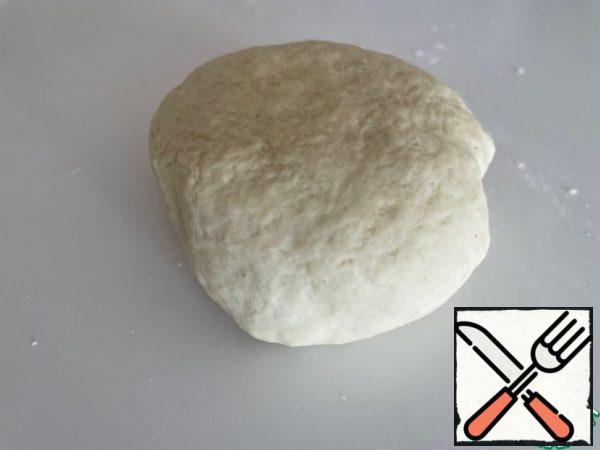 Add salt, butter and flour carefully in parts. Adding flour, we look at the consistency of the dough, as soon as it stops sticking to your hands - there is enough flour. You should get an "earlobe". Cover the dough and leave it to approach. After 30 minutes, we grind it and let it come up again.