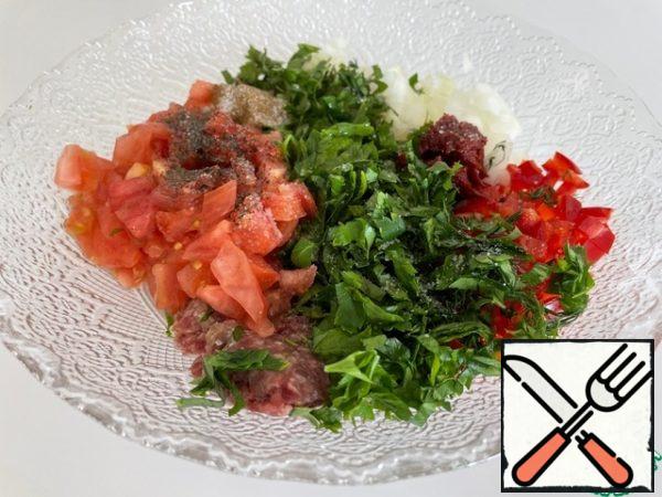 For the filling, we take all the vegetables about the same medium size. Finely chop them, add the remaining ingredients. From the greens I have: parsley, dill, mint. You can add hot pepper. Zira is the secret taste of Turkish minced meat dishes, it should be ground.