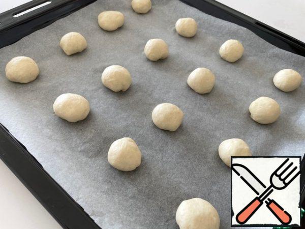 From the dough, we tear off the pieces immediately on a baking sheet. I open by dividing by 2. From this amount, you will get two baking sheets of 16 pieces each.