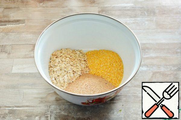 In the recipe, a faceted glass with a volume of 250 ml is used as a measure.PRE-GRAIN KNEADING (GRAIN BOWL).
Mix corn grits, oat flakes, wheat bran in a bowl and add 1/4 tbsp. water at room temperature, mix.