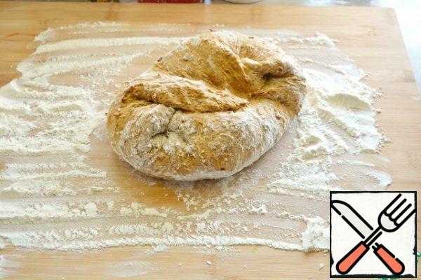 After that, sprinkle the work surface with flour, lay out the dough and knead it for about 10 minutes, adding flour.
It took me about a glass of flour for the podpyl.