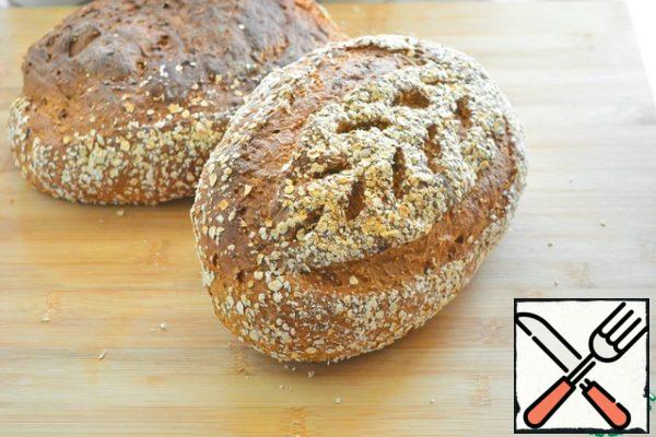 If desired, make incisions with a knife or blade before baking.

Bake at a temperature of 160-180°With about 40 minutes. The readiness of the bread is determined by the knock: You need to tap on the crust, if it makes a dull sound, then the bread is ready.

The recipe for this bread I met in the book by Peter Reinhart "The baker's Apprentice". There it is called "Extraordinary multi-grain bread". And on the Internet I met this recipe with a description of the history of the origin of bread under the name "Struan".
I made some changes in the technology in the recipe. Namely: instead of cane sugar, I used molasses, which made my bread darker. And more: Peter Reinhart's recipe for this amount of flour suggests putting 1.5 tbsp. l. of dry yeast and the fermentation time of the dough is only 1.5 hours, and then 1.5 hours of proofing the loaves. I do not like fast fermentation, so I allowed myself to reduce the amount of yeast by 4 times and increased the fermentation time of the dough according to the classic bread technology. Such a mature dough has a bread taste.
And I don't think that the girls in Old Scotland used fast yeast, where can they come from there. Previously, bread dough always fermented for a long time. So let's keep the traditions.

