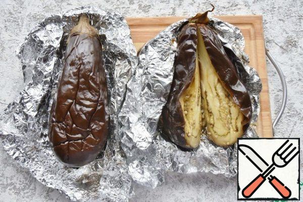 Allow the eggplants to cool, then release the baked pulp from the peel. In most recipes, the pulp is crushed together with the seeds, I prefer to remove the seeds, especially if it is a mature vegetable and the seeds are hard.