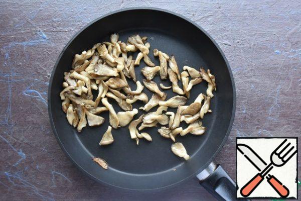 Fry the mushrooms over high heat in a dry or lightly oiled frying pan. Transfer from the frying pan to a bowl. In the classic version, the mushrooms are boiled.