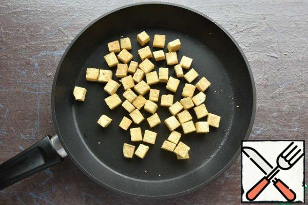 Cut the tofu cheese into cubes and lightly dry it in the same pan as the mushrooms. In the traditional soup, not fried tofu is used, thus I moved away from the classic version.