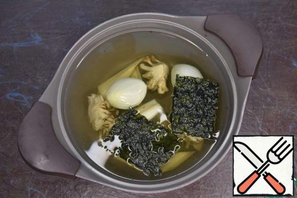 Cook vegetable broth from celery, oyster mushroom legs, onions with the addition of nori seaweed.