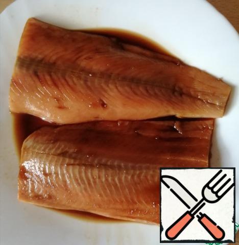 In a mixture of soy sauce, lemon juice and honey, marinate the salmon, add salt if necessary.
Marinate for about 20 minutes.