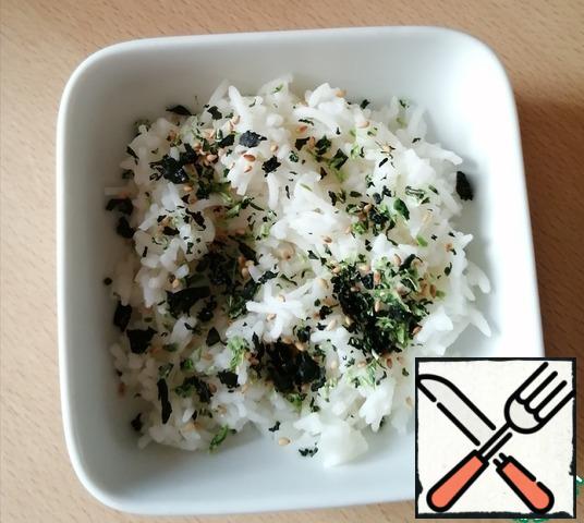 Boil the rice, if it is already cold, then warm it up by washing it with boiling water.
It turned out that I did not have nori and I sprinkled rice with other algae, but this did not affect the taste, only the taste of sesame was added.