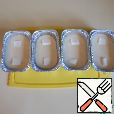 Pour the dough into the molds, put the cheese in two pieces. In Korea, German-punk is prepared on the street with the help of special molds, but such small aluminum molds are quite suitable for us, they are just the right size, 8, 5 x 5 cm.