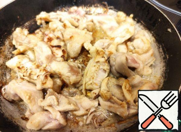 Fry the chicken in a frying pan on both sides until ready