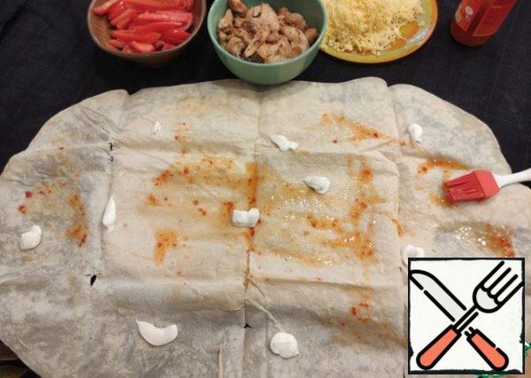 We collect the cheese, spread a layer of sauce, mayonnaise on the pita bread