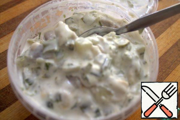 For the filling, we take herring fillet in pieces or such a jar of herring with pickled cucumber and leeks in mayonnaise. I cheated and bought a ready-made one-300 g.