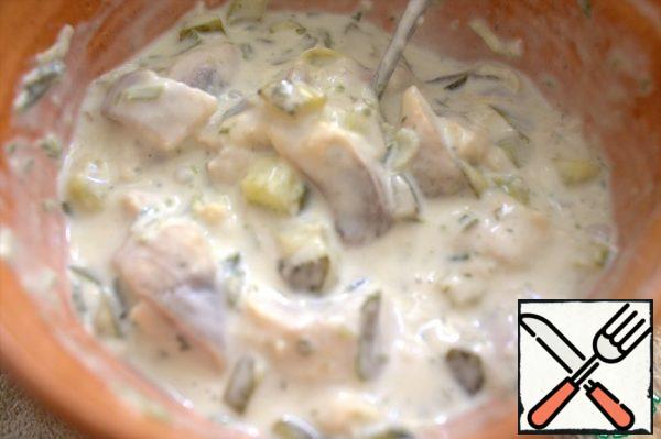 Mix the warm gelatin with the same herring in mayonnaise.