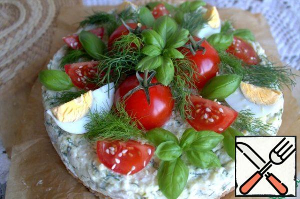 Decorate the frozen pie with sliced egg, tomatoes and herbs.