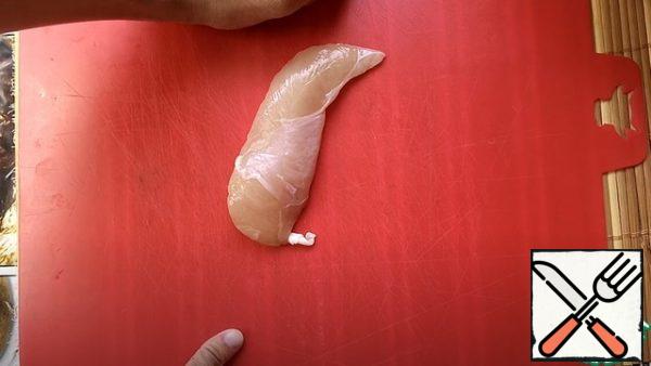 We prepare the chicken fillet, you can wash it, dry it and then get rid of the veins and tendons.