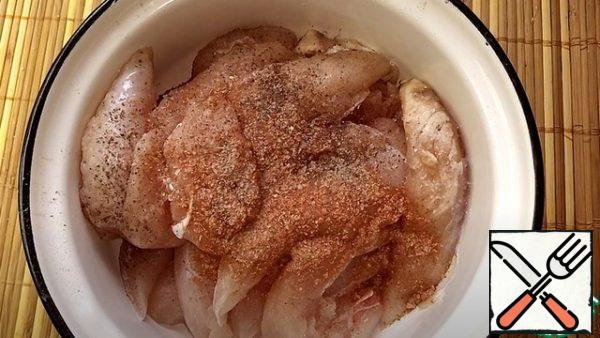Then salt, pepper and sprinkle with seasoning for the chicken, mix.