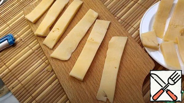 Cut the cheese into thin strips.