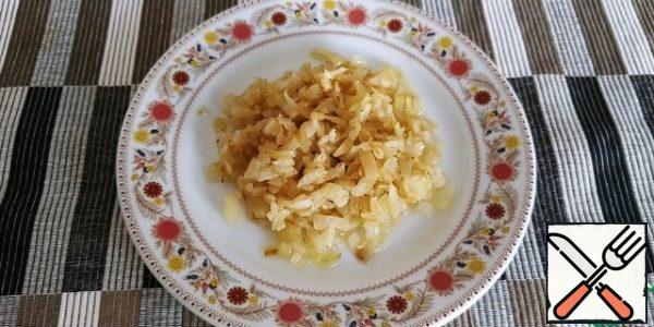 Cut the onion into cubes, fry with vegetable oil until golden brown.