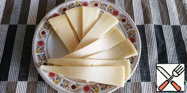 Thinly slice the cheese (the author has smoked cheese).
I went to the store specifically for it, and, of course, returned without it))) well, that's fine!